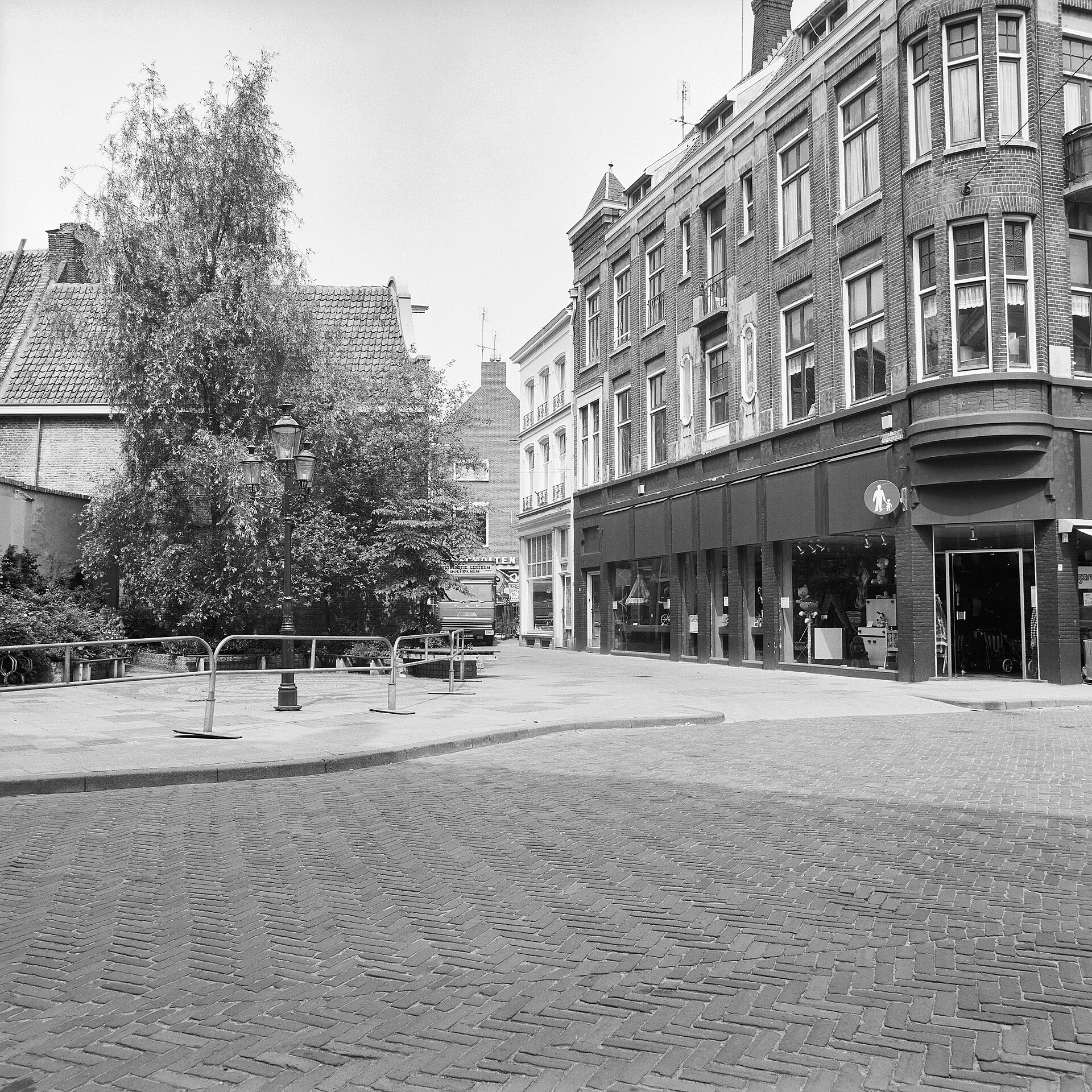 Hoekpand met winkelpui in een voetgangersgebied in Deventer, 1979