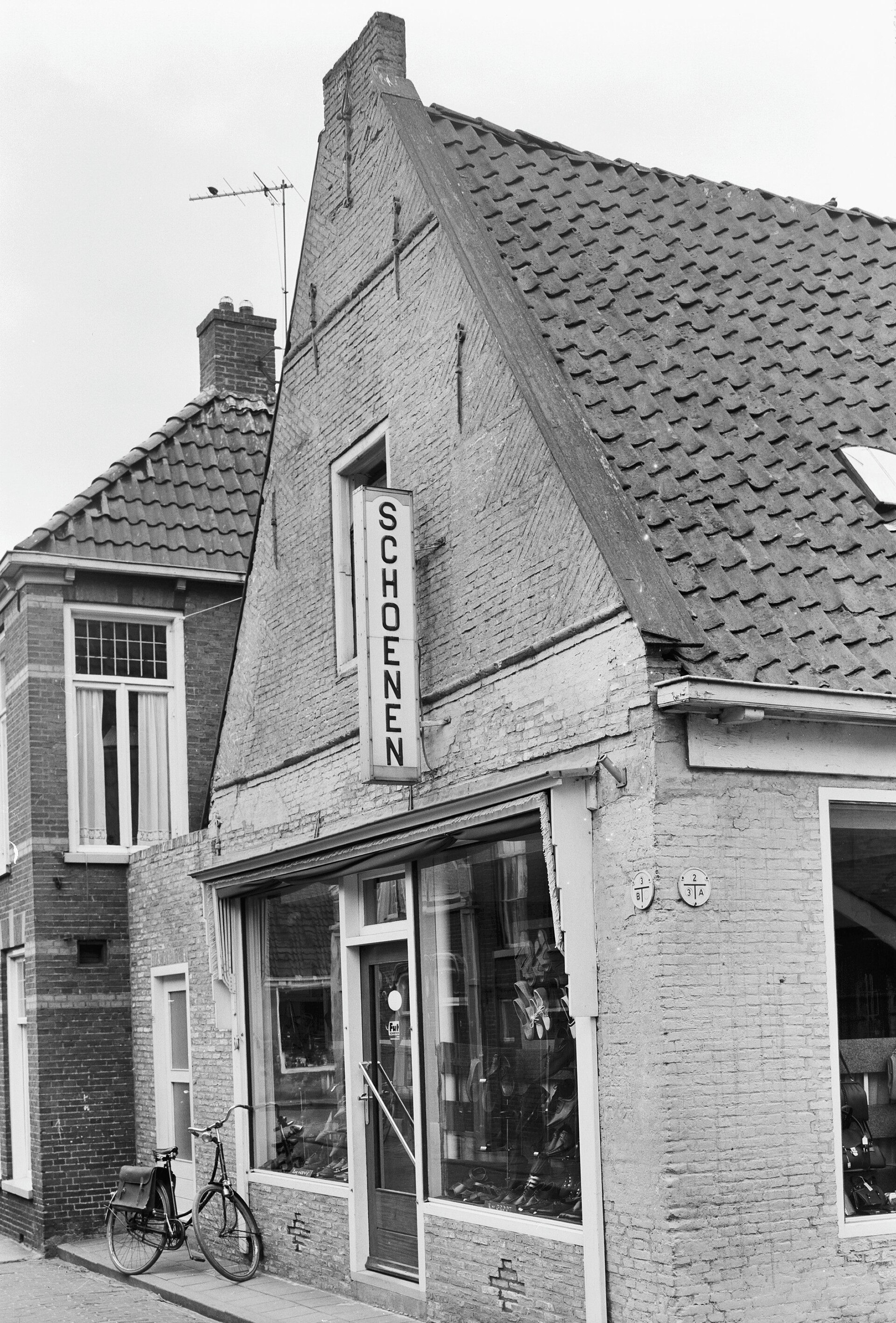 Schoenenwinkel in Grouw, 1967, met een fiets tegen de gevel