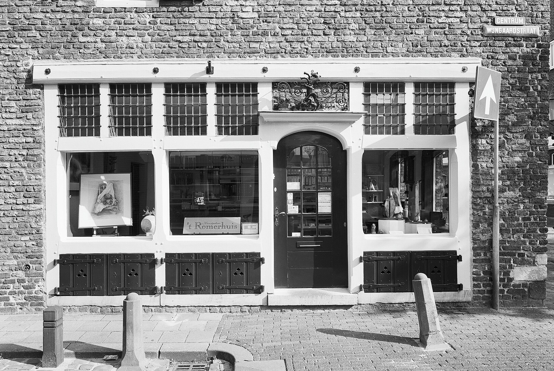 Winkelpui van kunsthandel 't Romerhuis aan de Wijngaardstraat in Venlo, 1998